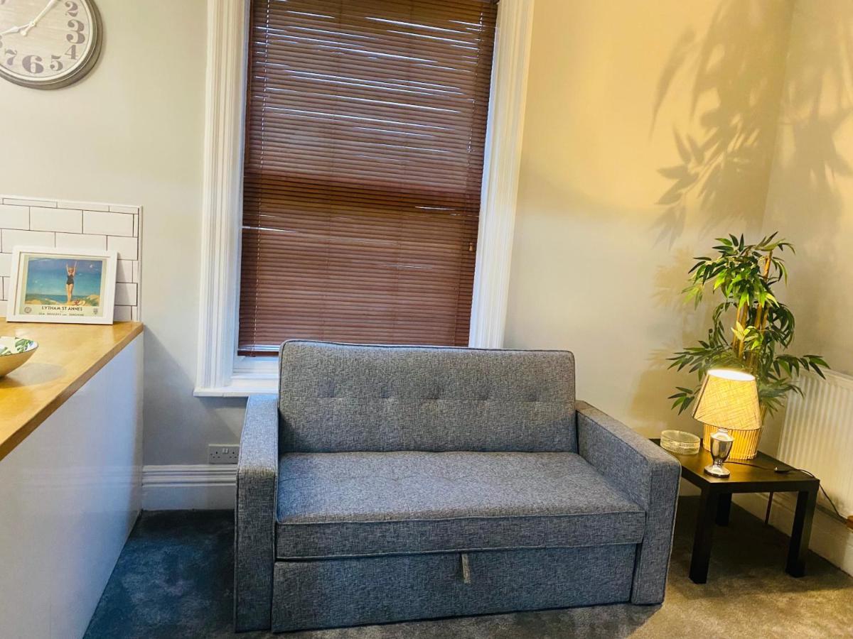 1 Bedroom Spacious Apartment Lytham St Annes Eksteriør billede